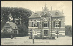 17130 Gezicht op het gemeentehuis (Dorpsstraat 2) te Bunnik.